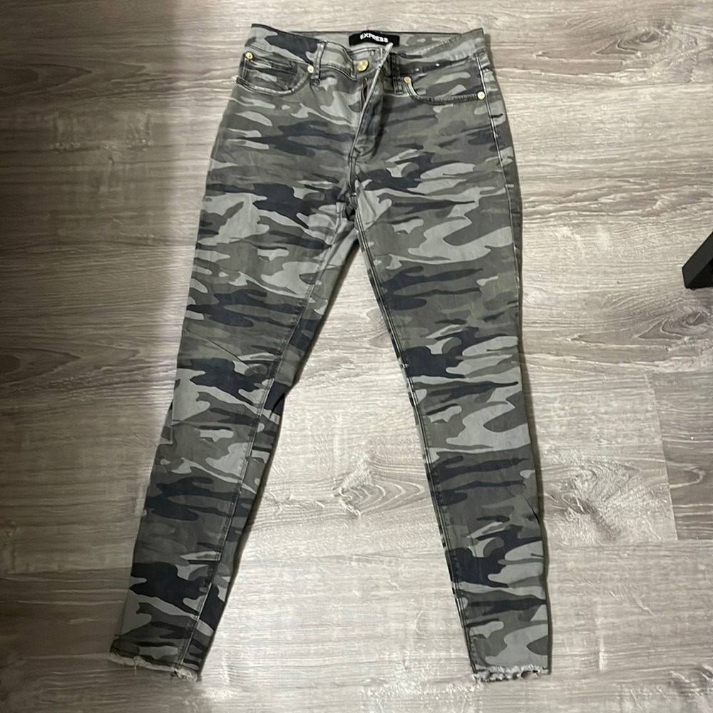 Express camo style ankle legging mid rise. Like new!
